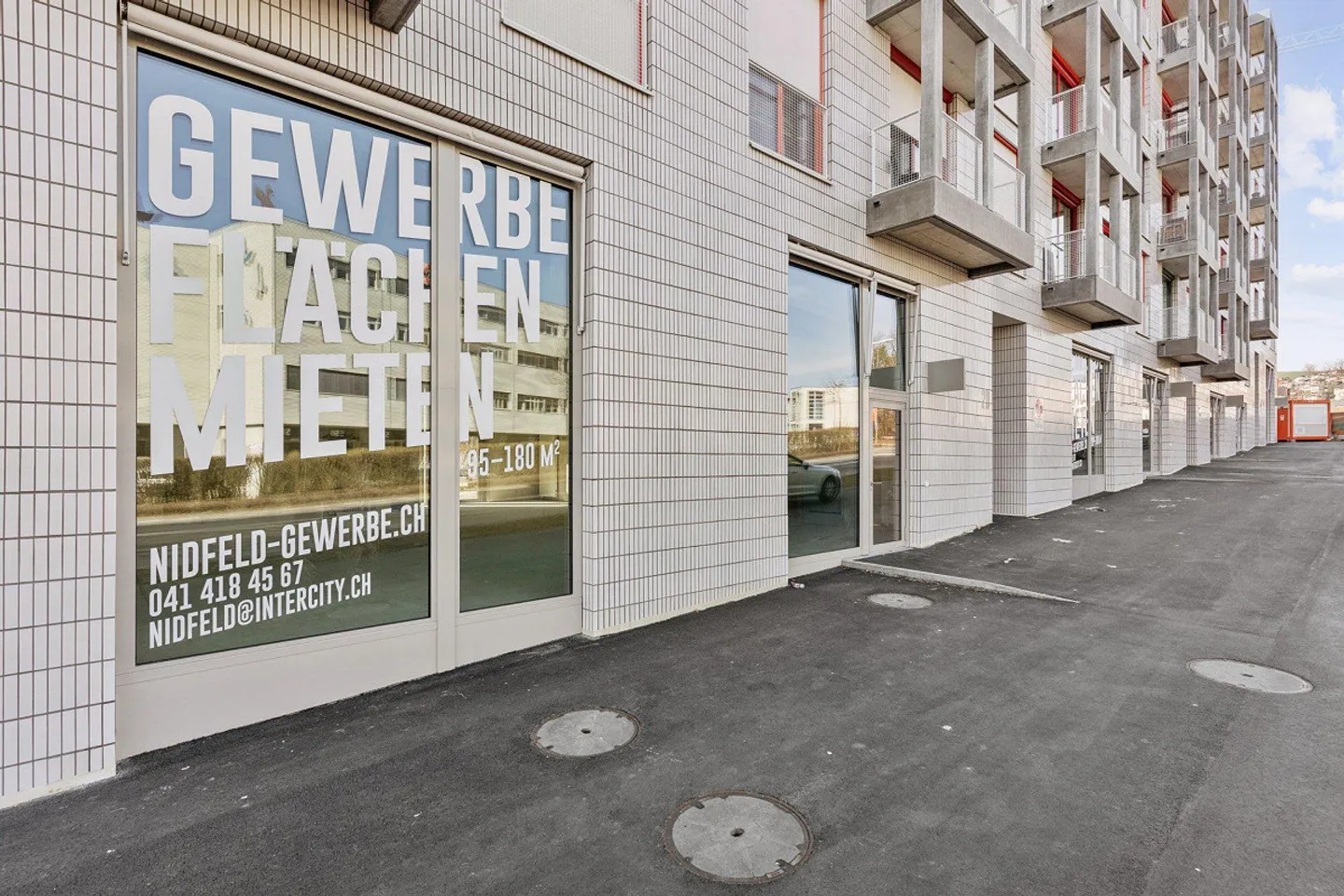 Espace commercial près de Lucerne avec des installations sanitaires développées et une kitchenette - Photo 1 sur 3