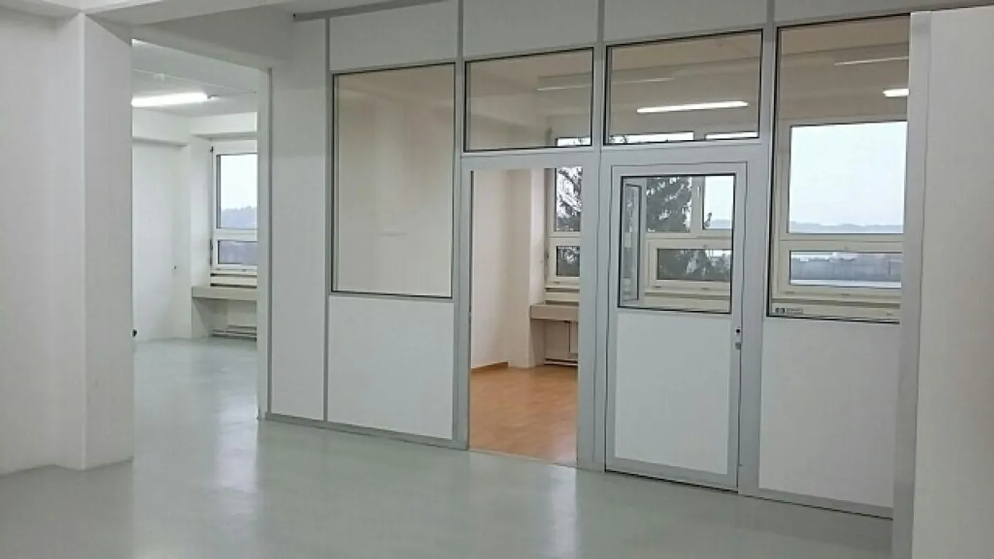Spazio ufficio con strutture di stoccaggio e laboratorio - Foto 2 di 4