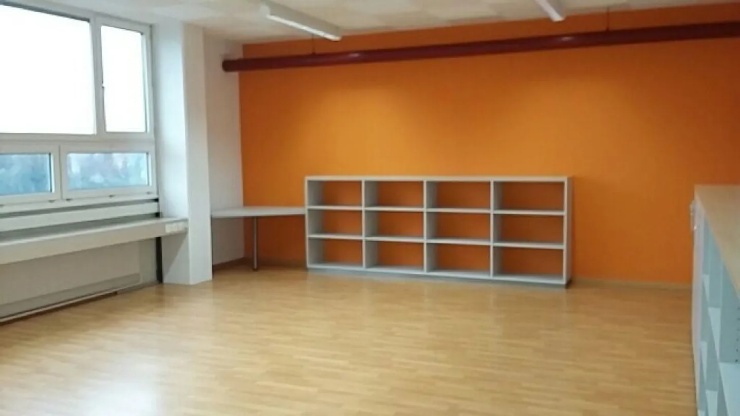 Spazio ufficio con strutture di stoccaggio e laboratorio - Foto 3 di 4