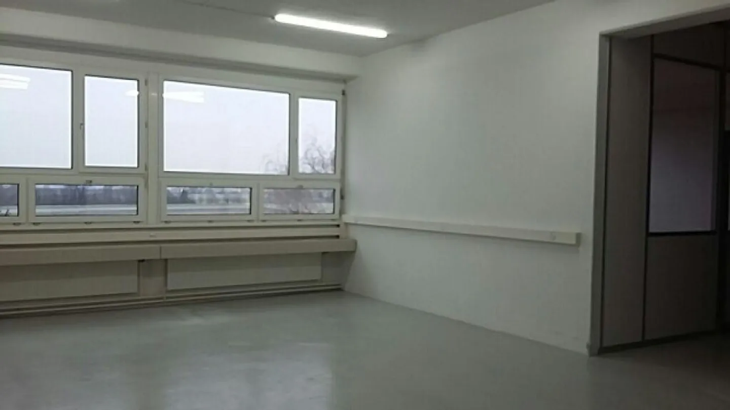 Spazio ufficio con strutture di stoccaggio e laboratorio - Foto 1 di 4