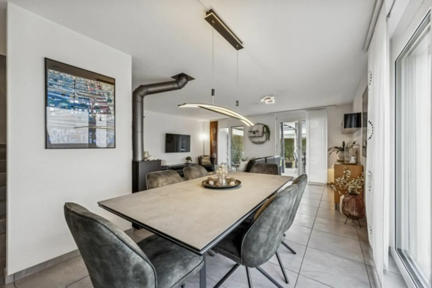 Well-maintained end-of-terrace house in a quiet family neighborhood - Photo 4 of 13