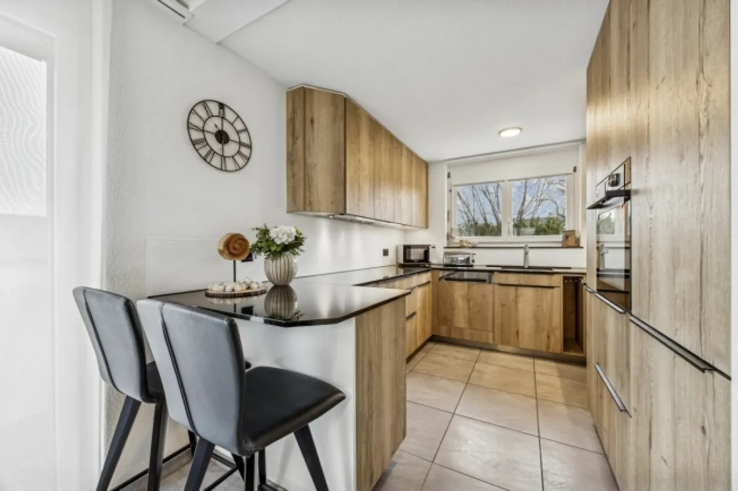 Well-maintained end-of-terrace house in a quiet family neighborhood - Photo 6 of 13