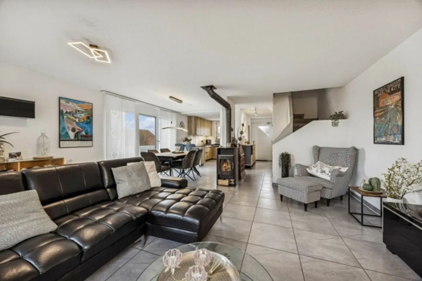 Well-maintained end-of-terrace house in a quiet family neighborhood - Photo 2 of 13