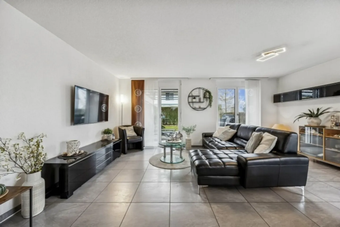 Well-maintained end-of-terrace house in a quiet family neighborhood - Photo 3 of 13