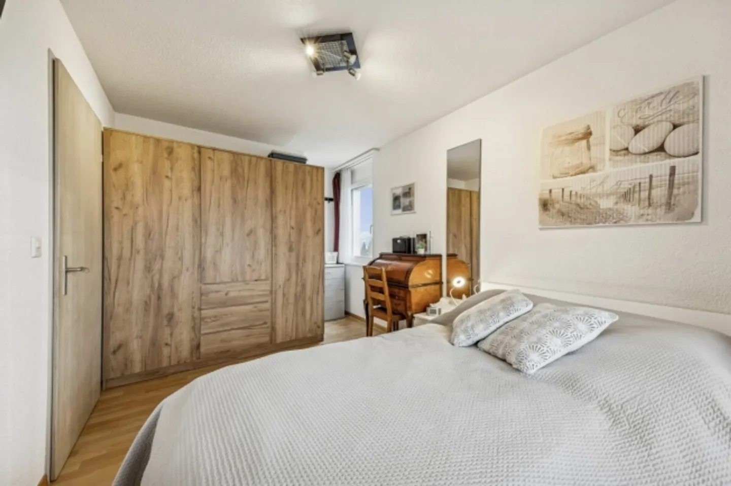 Well-maintained end-of-terrace house in a quiet family neighborhood - Photo 7 of 13