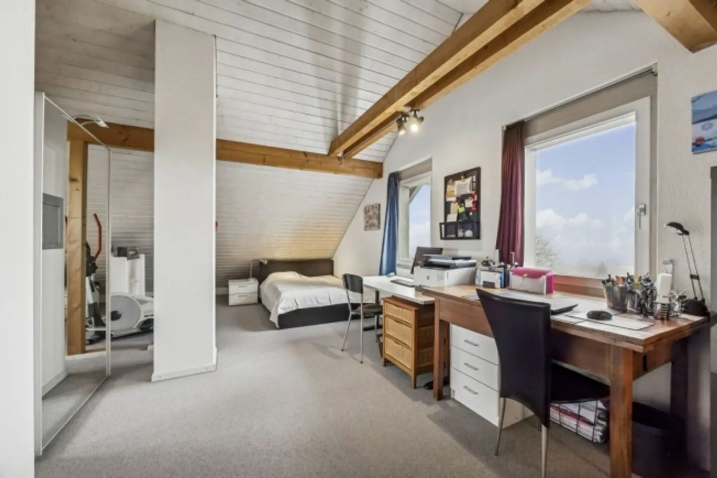 Well-maintained end-of-terrace house in a quiet family neighborhood - Photo 8 of 13