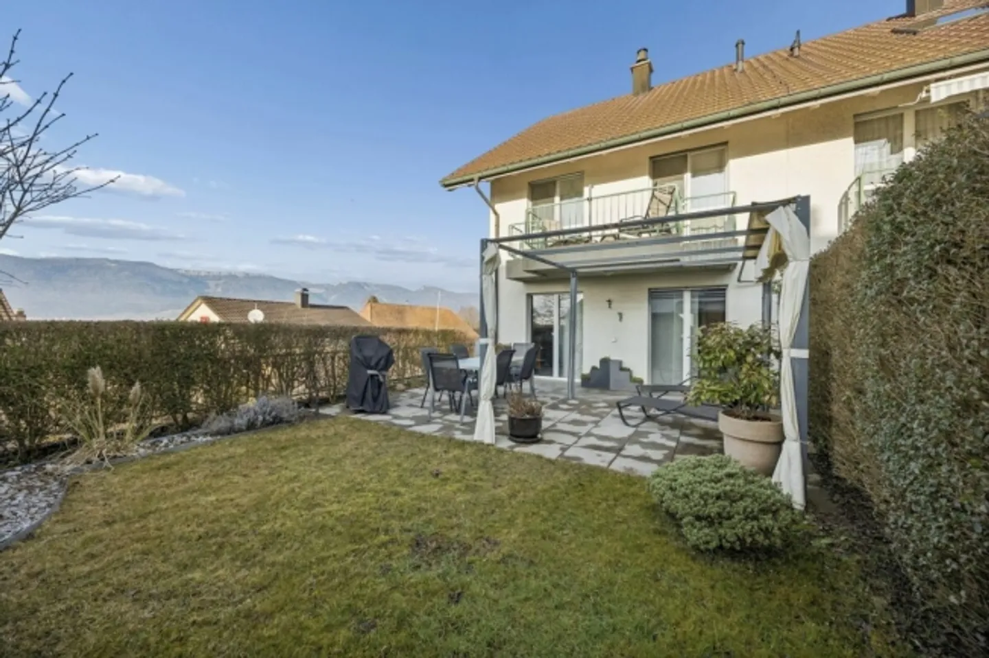 Well-maintained end-of-terrace house in a quiet family neighborhood - Photo 11 of 13