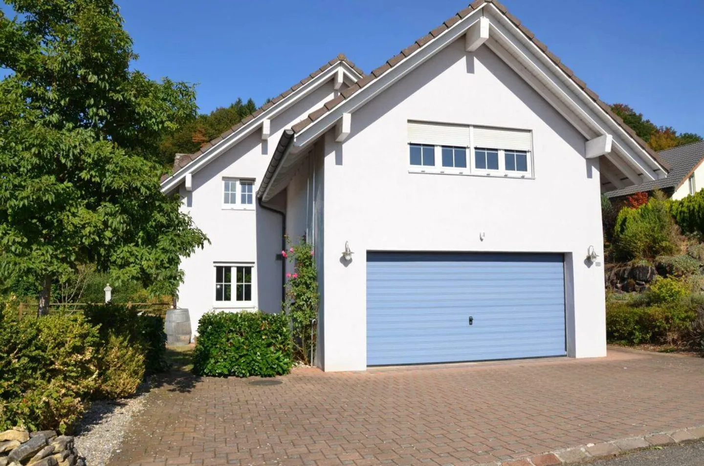 Detached 5.5 Room Family House in the Green - Photo 1 of 17