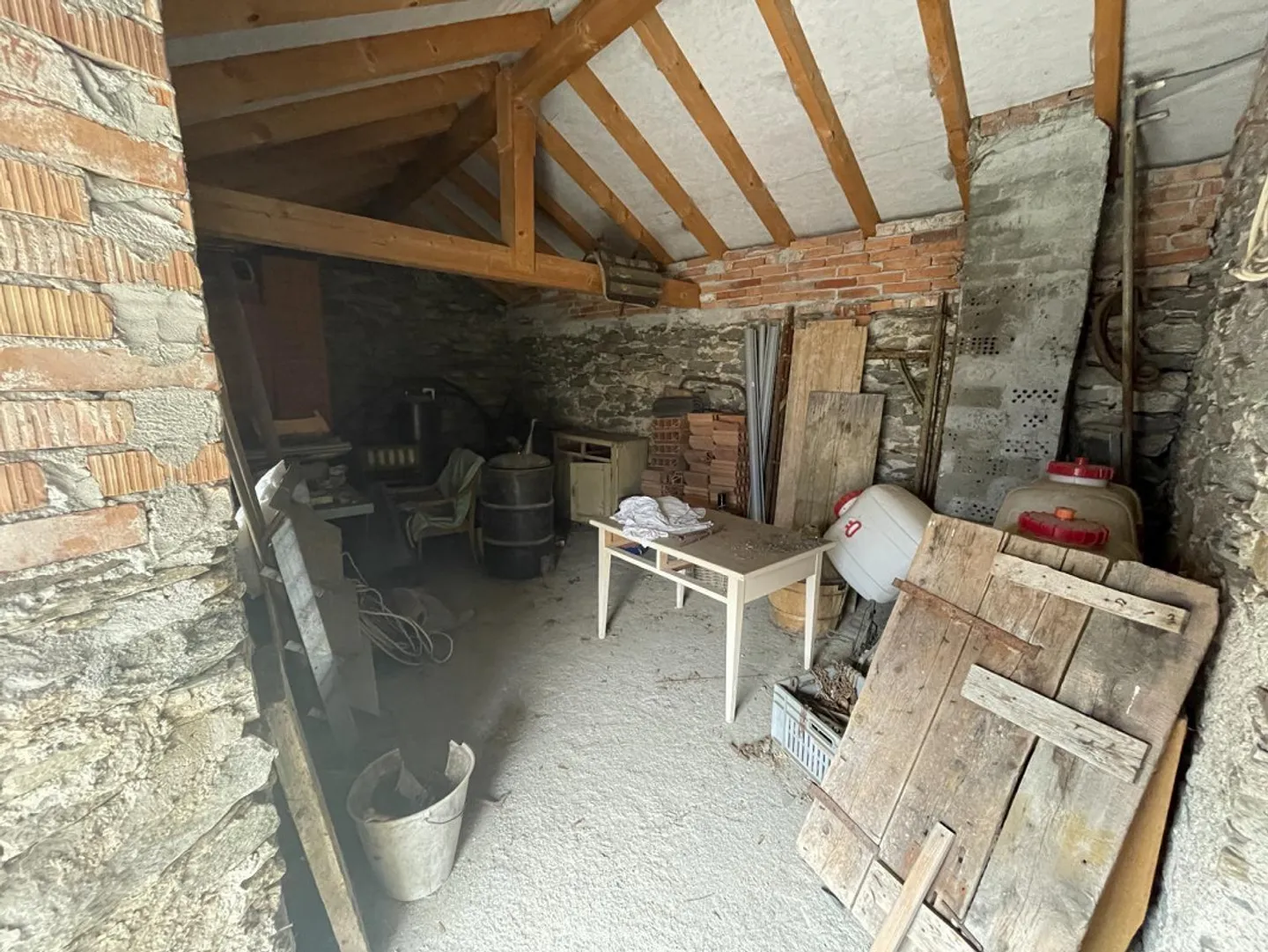 Rustic property with small garden that needs renovation - Photo 8 of 19