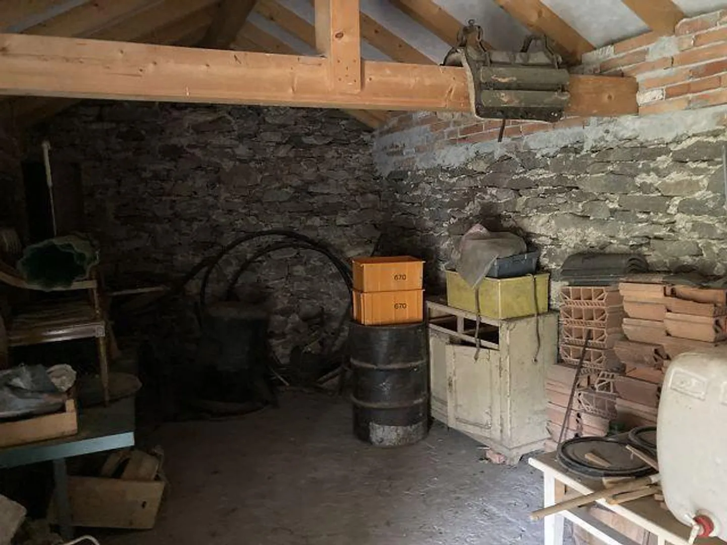 Rustic property with small garden that needs renovation - Photo 9 of 19