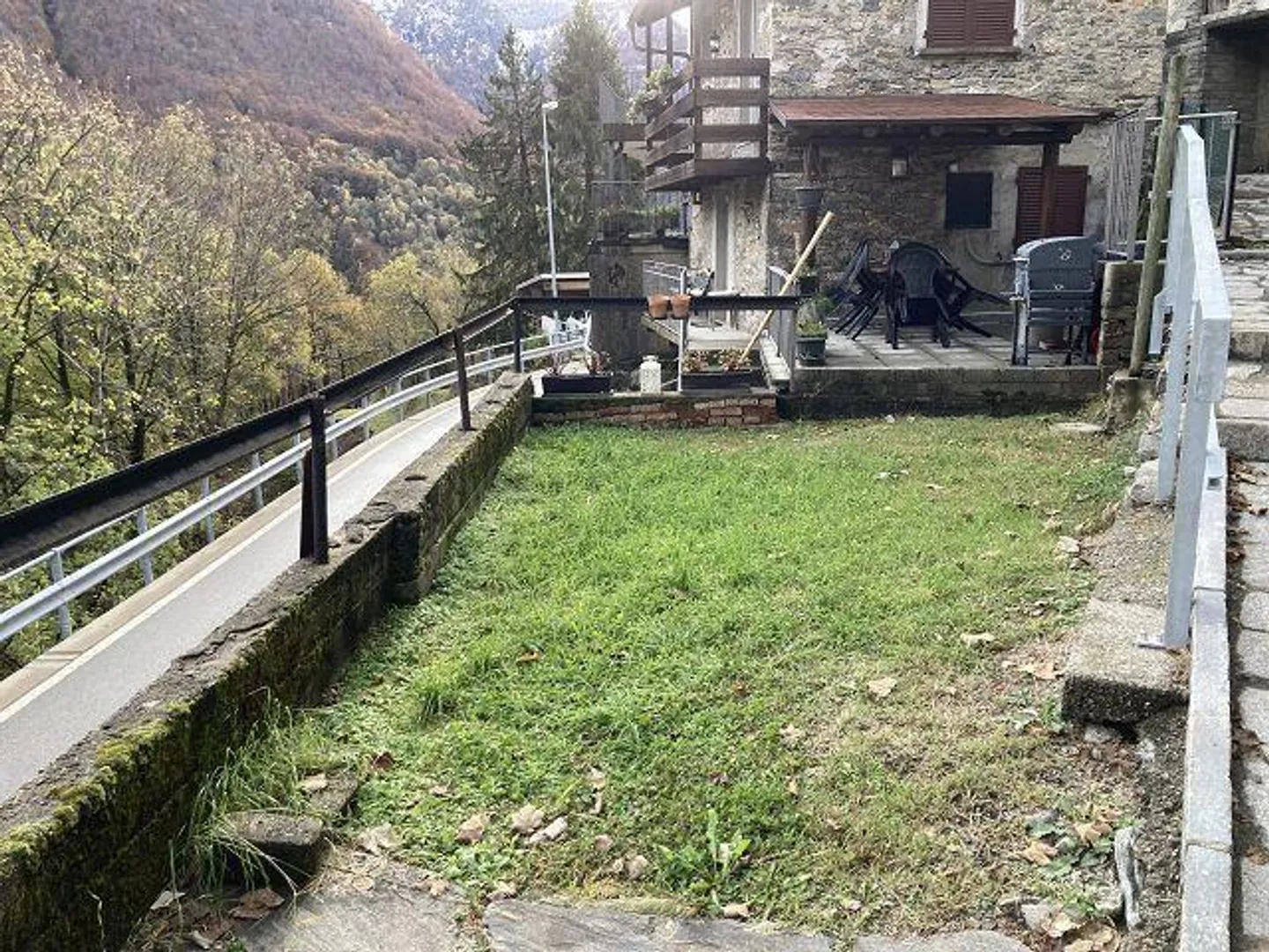 Rustic property with small garden that needs renovation - Photo 13 of 19