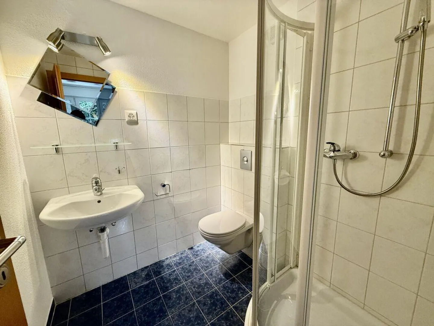 Detached 5.5 Room Family House in the Green - Photo 12 of 17