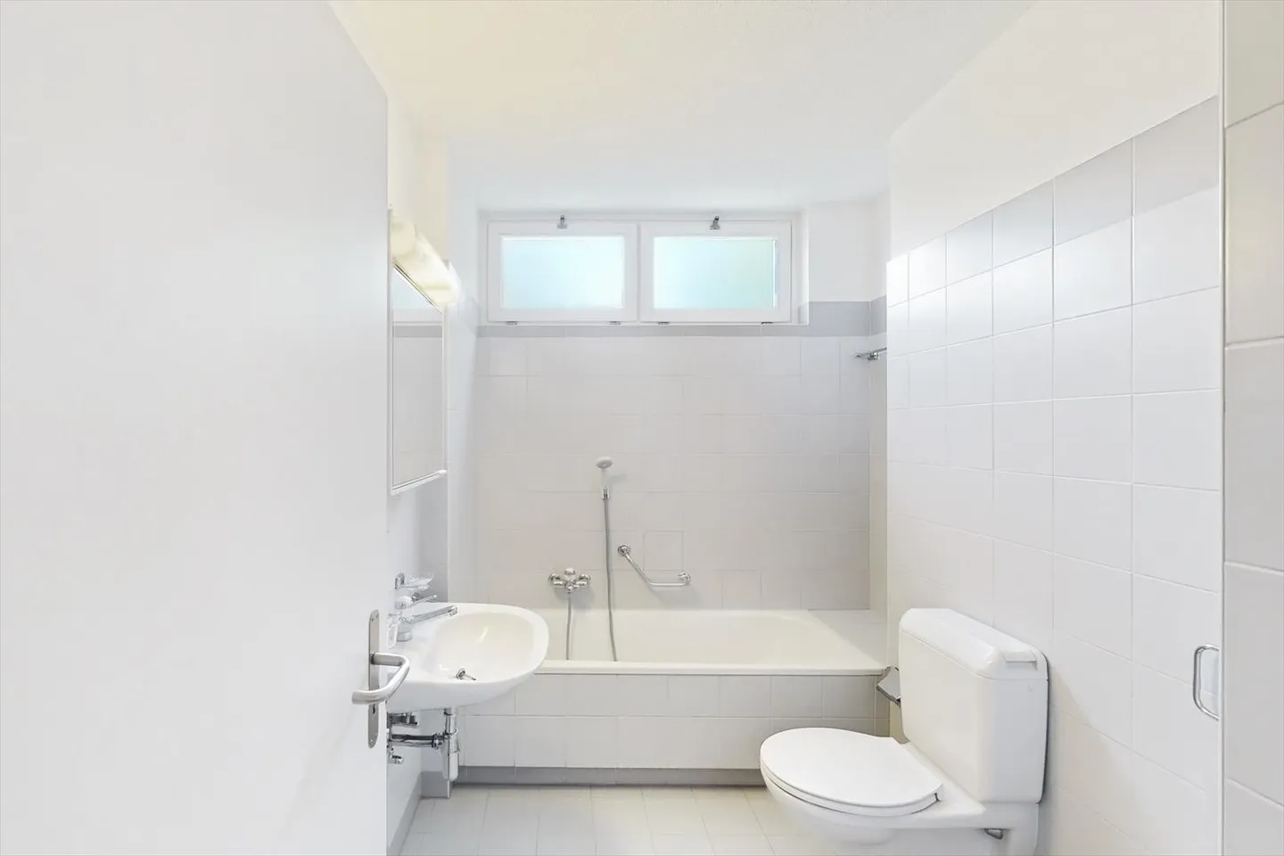 Elegance and Tranquility: 3.5-Room Apartment in the Green - Photo 10 of 11