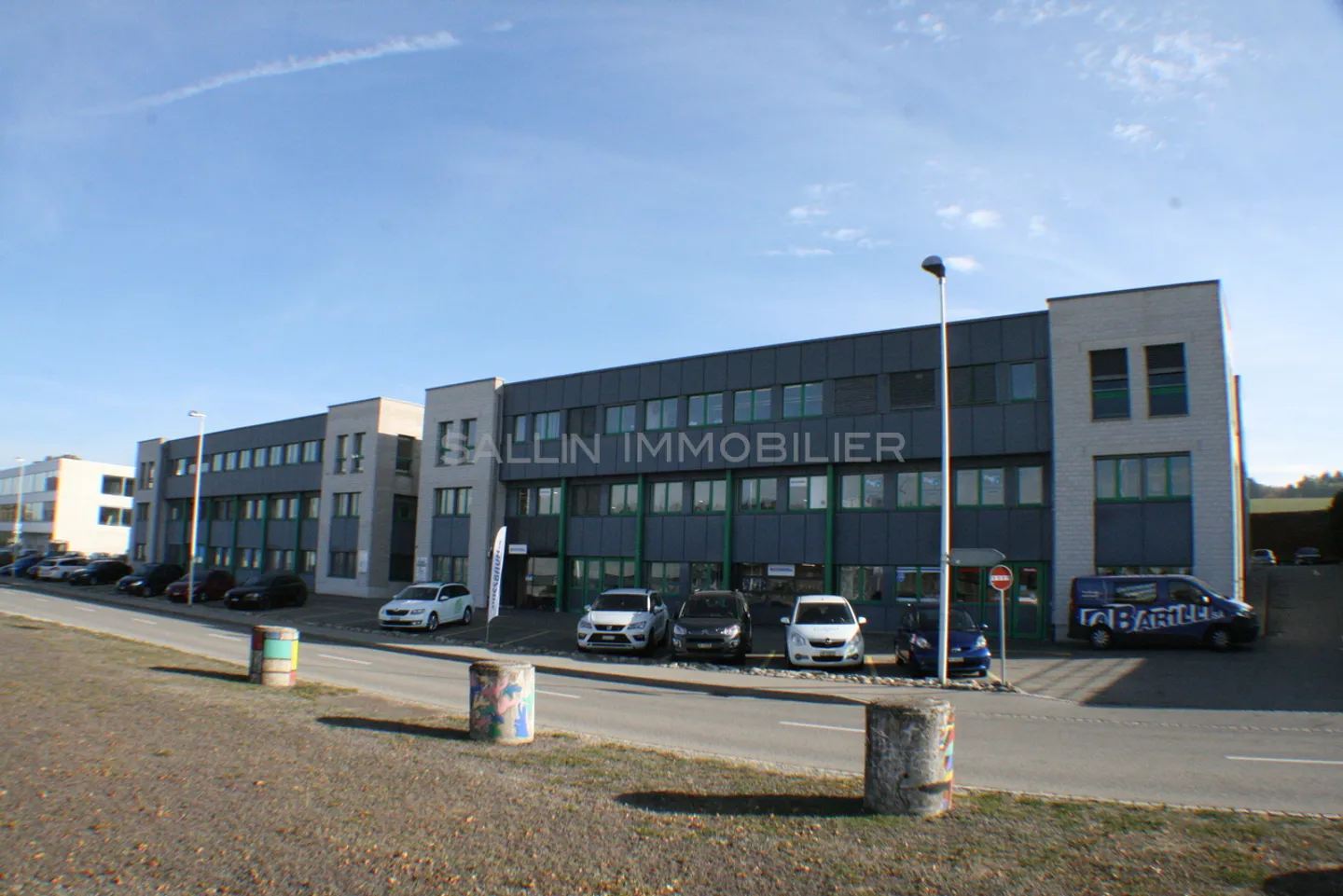 Espace administratif d'environ 270 m² avec 3 places de parking extérieures et 2 places de parking intérieures - Photo 1 sur 7