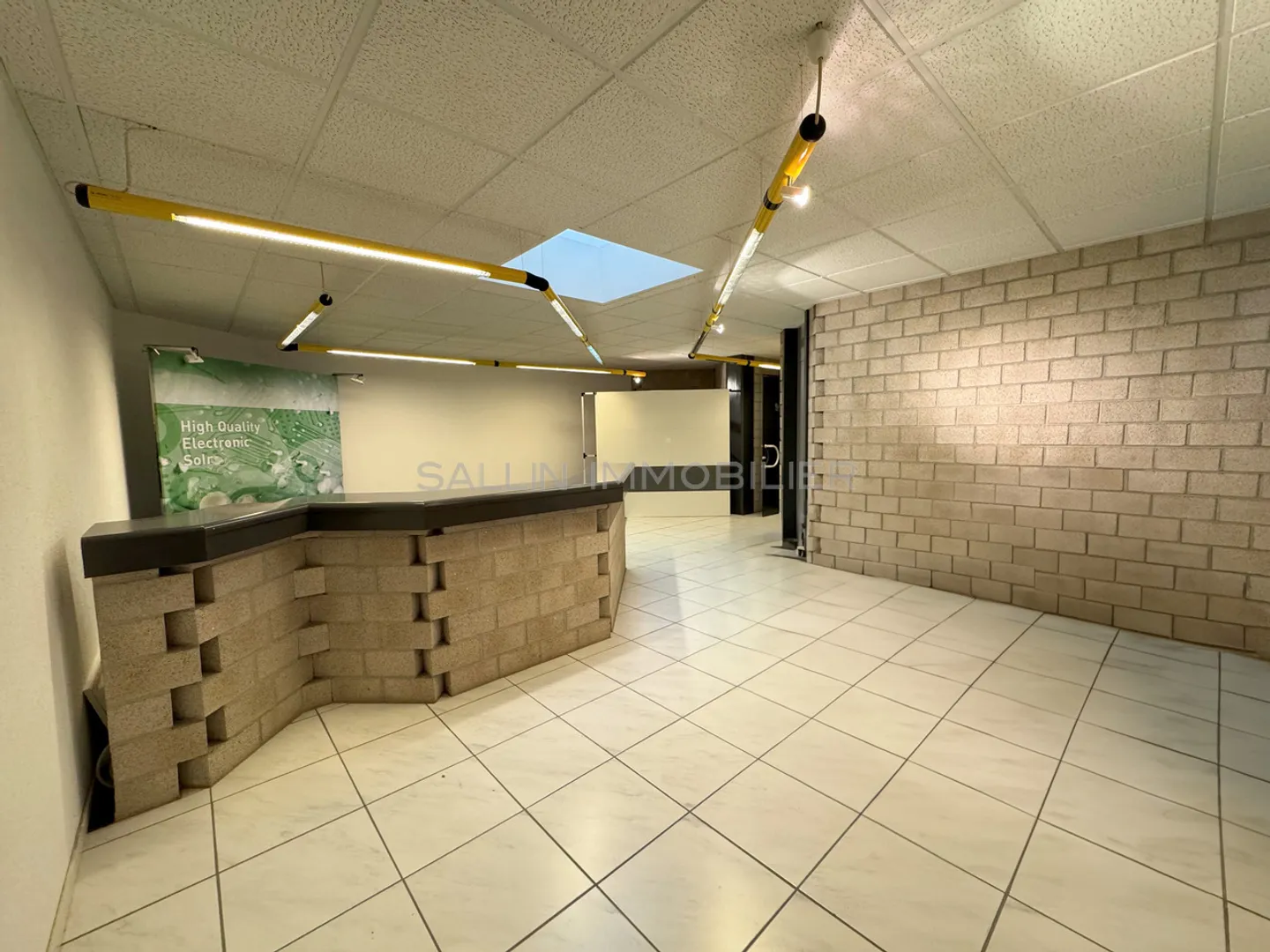 Espace administratif d'environ 270 m² avec 3 places de parking extérieures et 2 places de parking intérieures - Photo 2 sur 7