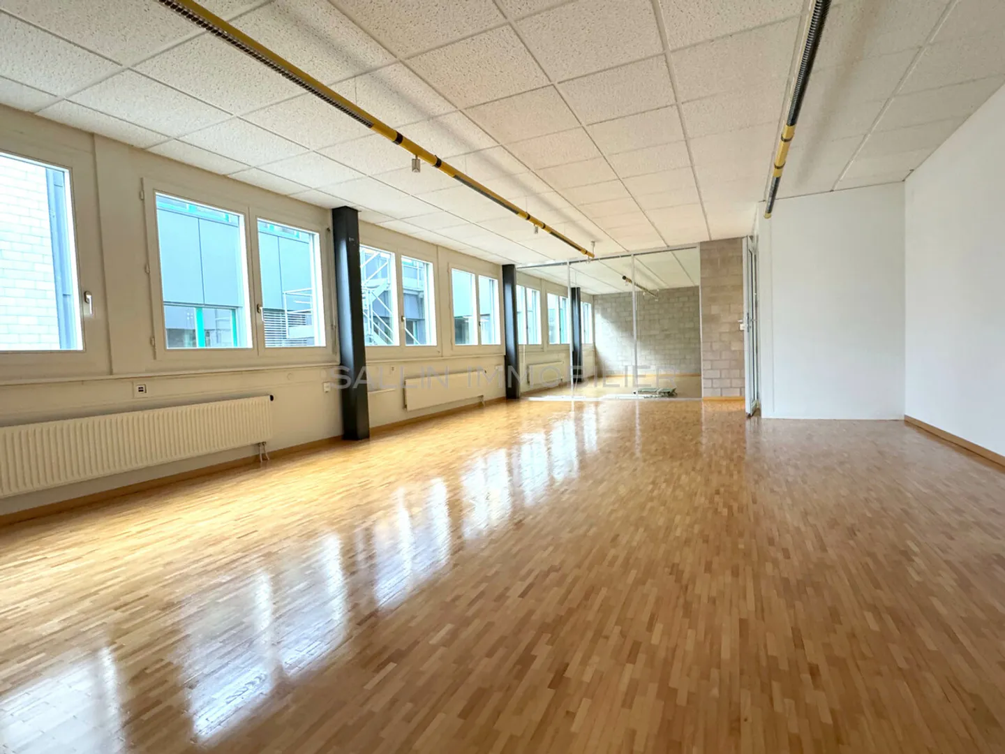 Espace administratif d'environ 270 m² avec 3 places de parking extérieures et 2 places de parking intérieures - Photo 3 sur 7