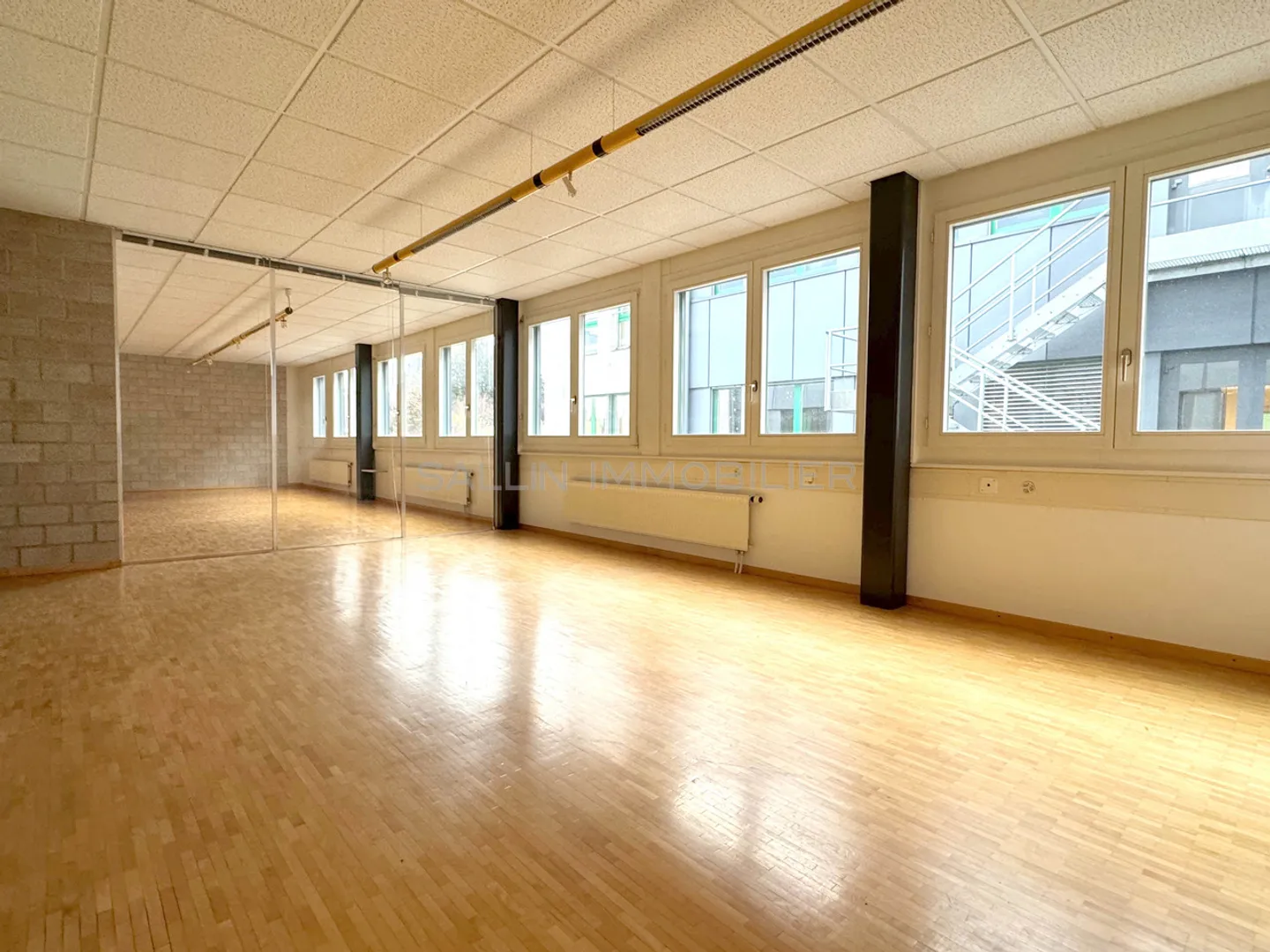 Espace administratif d'environ 270 m² avec 3 places de parking extérieures et 2 places de parking intérieures - Photo 4 sur 7