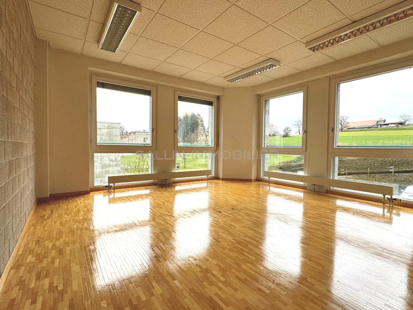 Espace administratif d'environ 270 m² avec 3 places de parking extérieures et 2 places de parking intérieures - Photo 5 sur 7