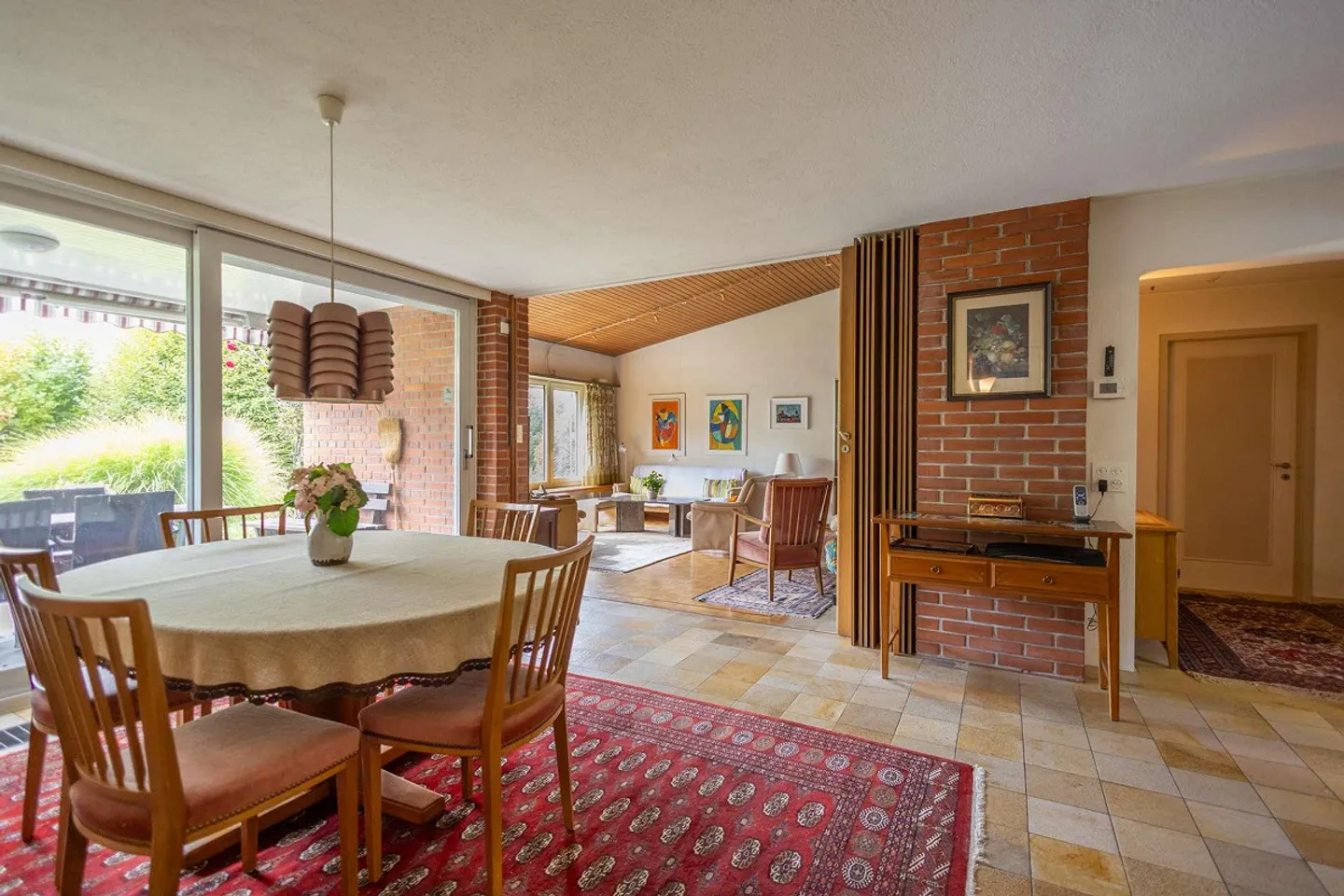 Casa unifamiliare indipendente con fascino architettonico - Foto 3 di 9