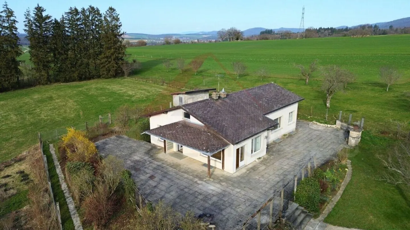 Villa spaziosa con ampio terreno e vista libera - a pochi passi da Porrentruy - Foto 1 di 10