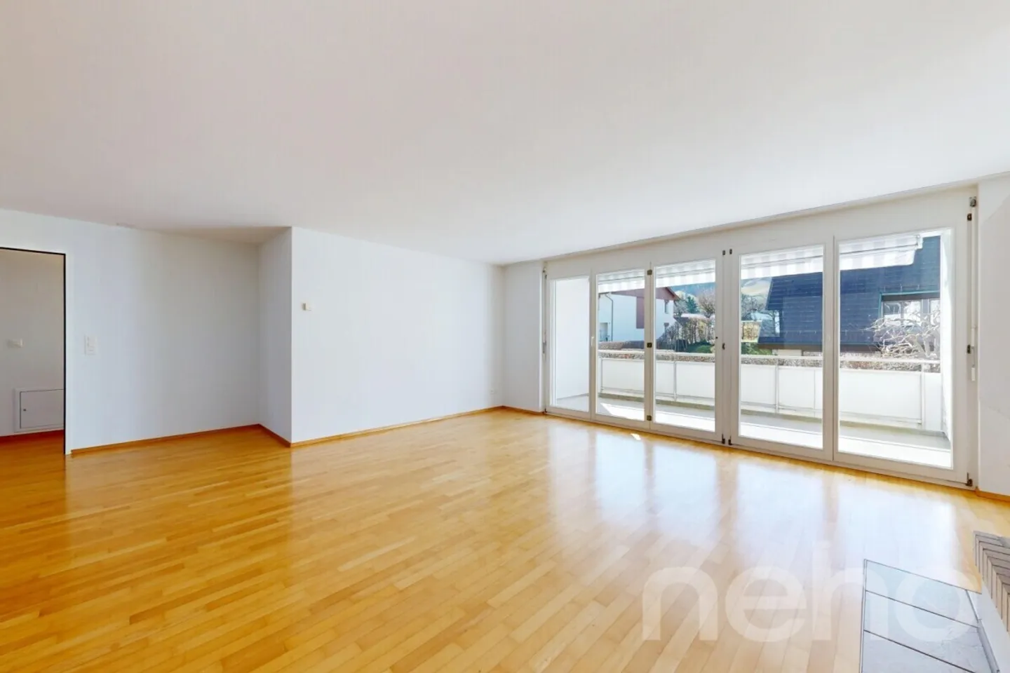 Appartamento luminoso e spazioso di 4,5 stanze in una zona residenziale tranquilla - Foto 3 di 12