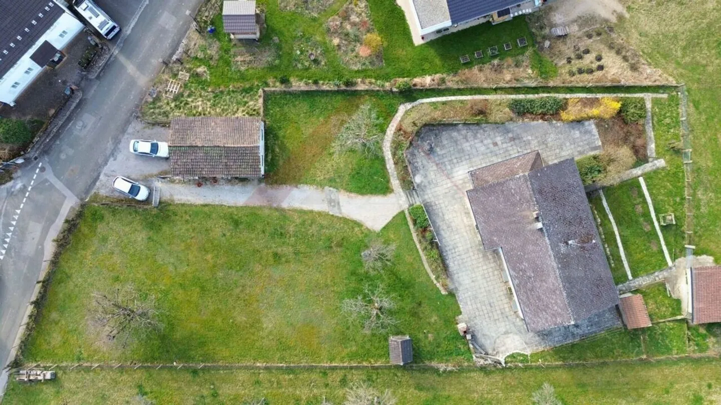 Villa spaziosa con ampio terreno e vista libera - a pochi passi da Porrentruy - Foto 2 di 10