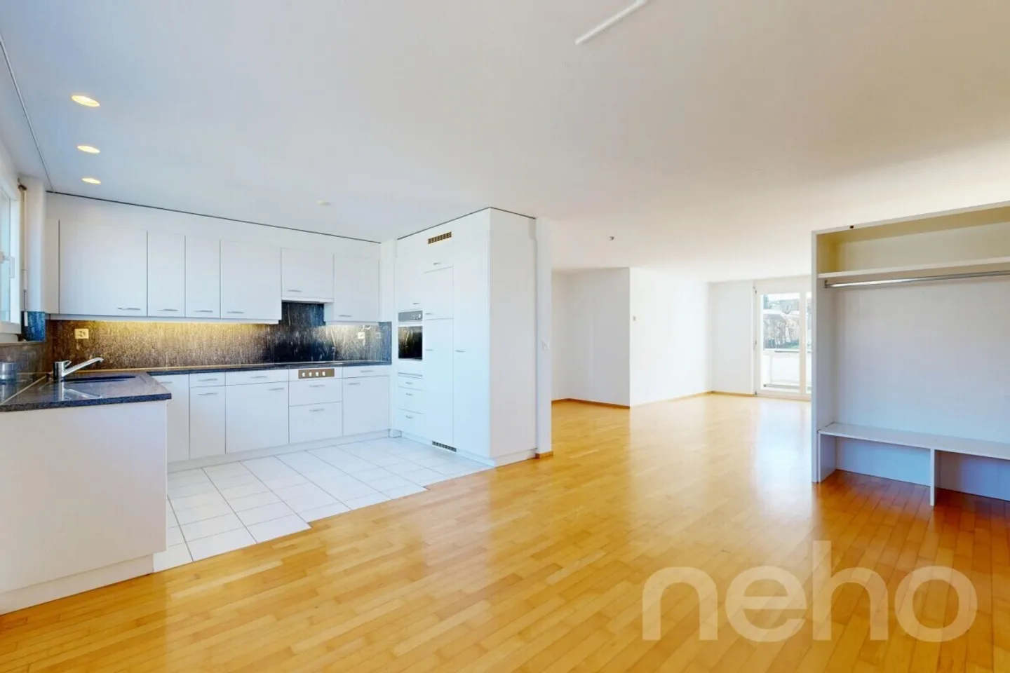 Appartamento luminoso e spazioso di 4,5 stanze in una zona residenziale tranquilla - Foto 7 di 12