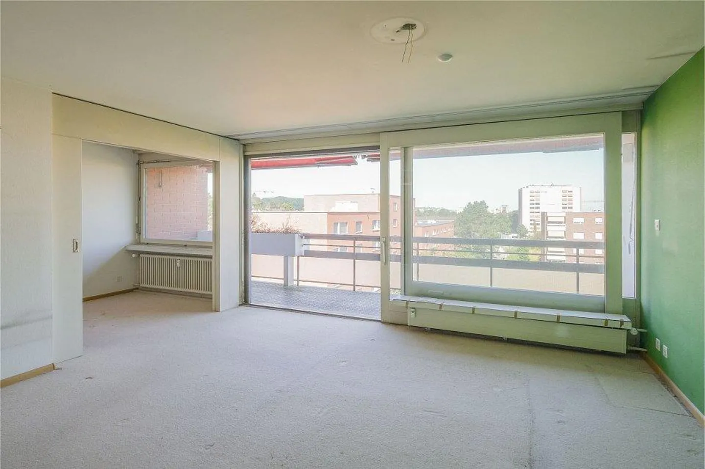 Close to the city and well connected to public transport - Photo 9 of 13