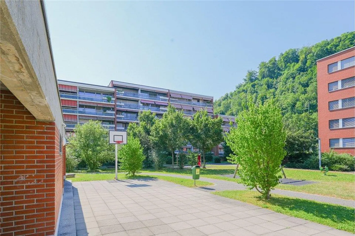 Close to the city and well connected to public transport - Photo 8 of 13