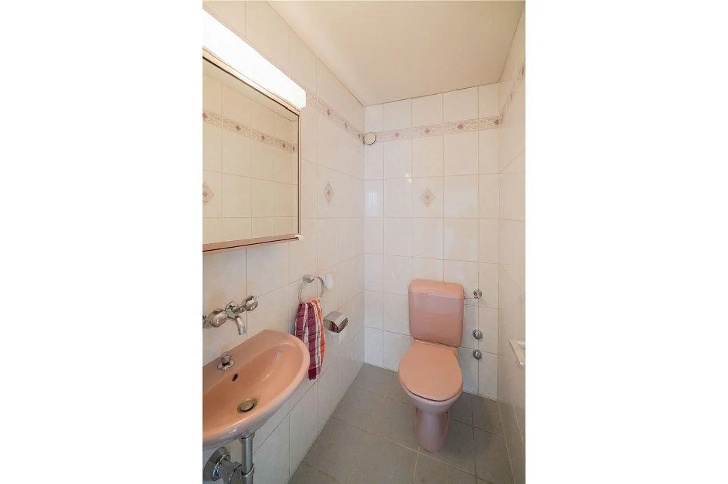 Close to the city and well connected to public transport - Photo 11 of 13