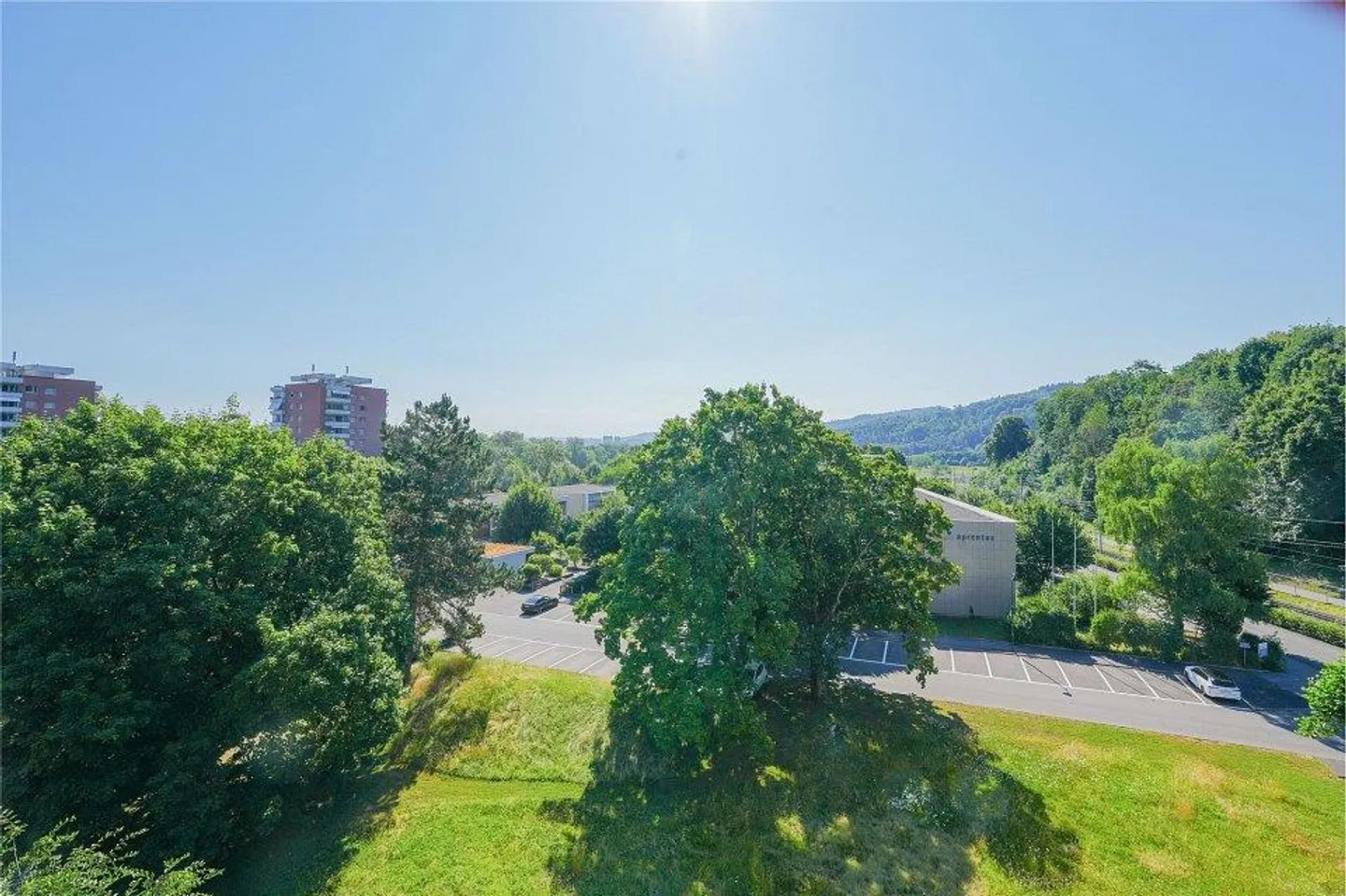 Close to the city and well connected to public transport - Photo 13 of 13