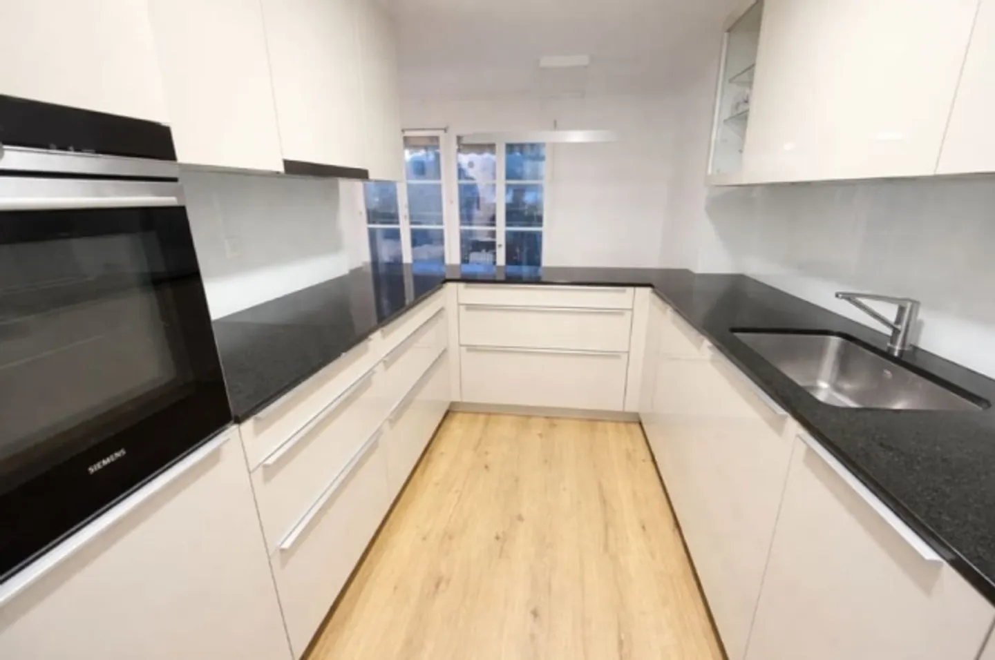 Appartement 4.5 pièces avec balcon à Lyss - calme et adapté aux familles - Photo 3 sur 11