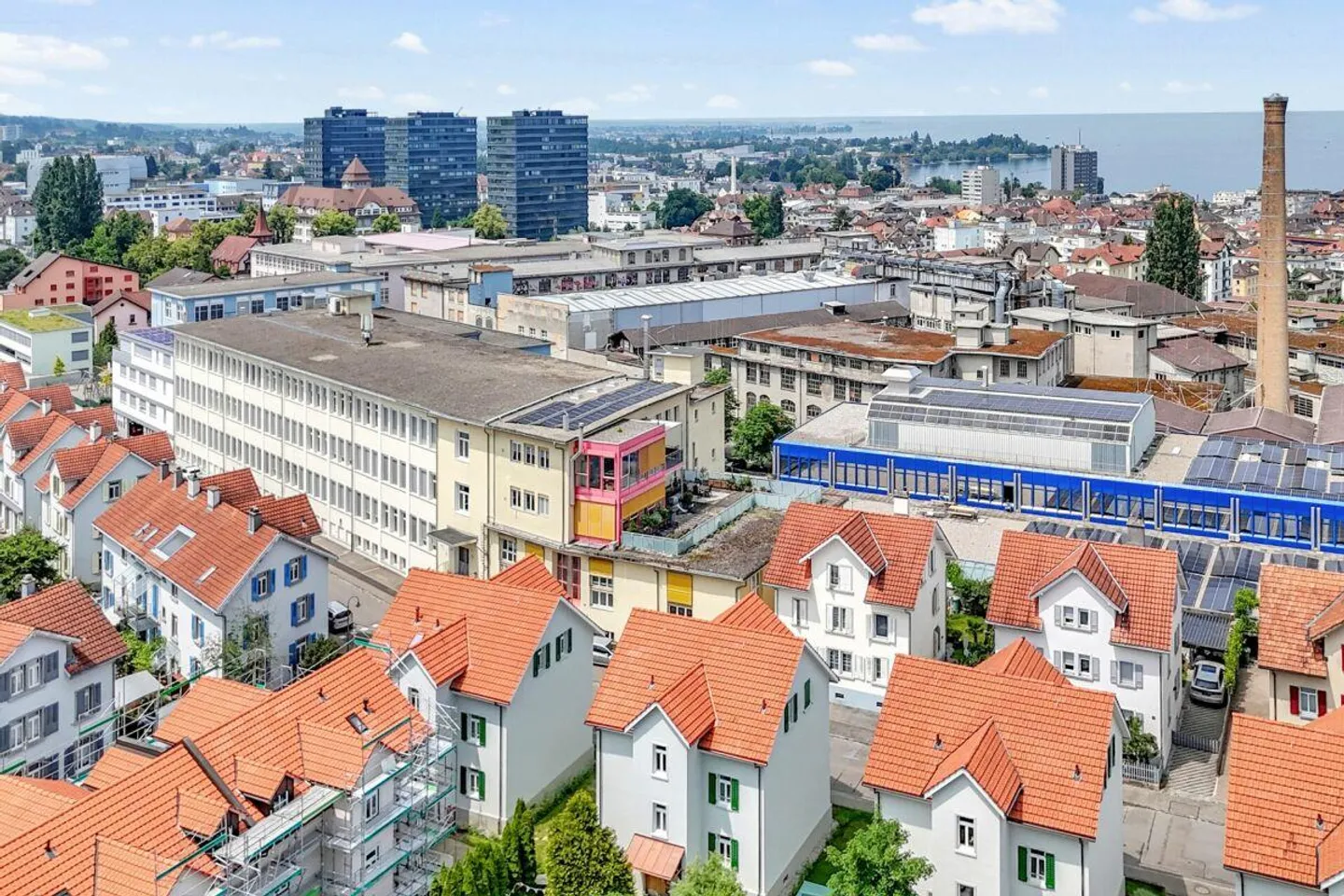 Imponente edificio residenziale e commerciale con due grandi appartamenti e ... - Foto 2 di 30