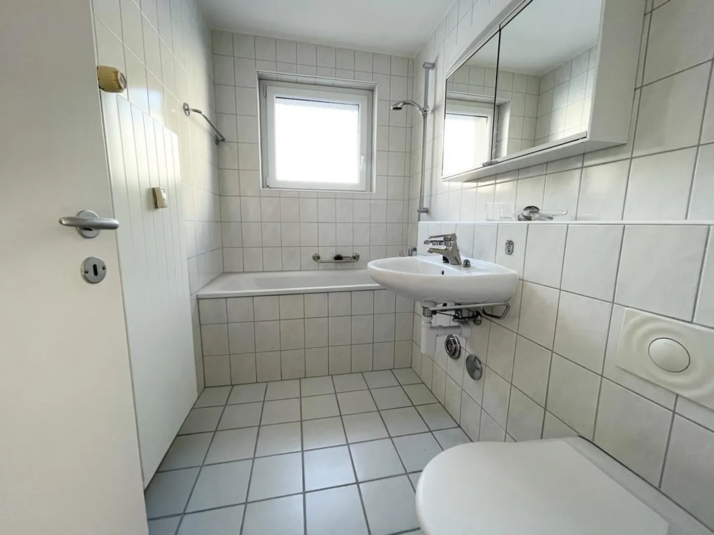 ENVIRONNEMENT DE VIE ÉLÉGANT DANS UN EMPLACEMENT DE CHOIX À OBERWIL! - Photo 2 sur 8