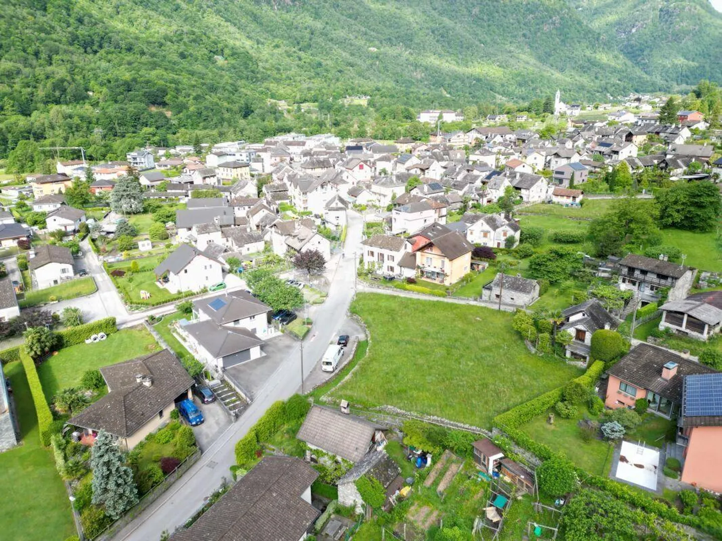 Grand terrain constructible dans un emplacement central et ensoleillé - Photo 3 sur 7