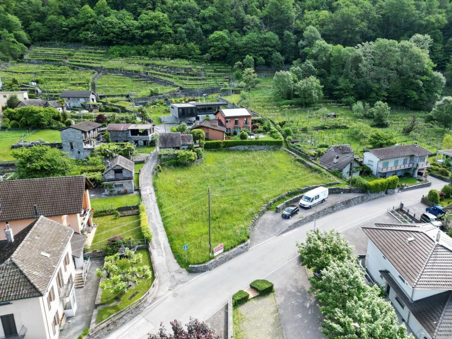 Grand terrain constructible dans un emplacement central et ensoleillé - Photo 4 sur 7