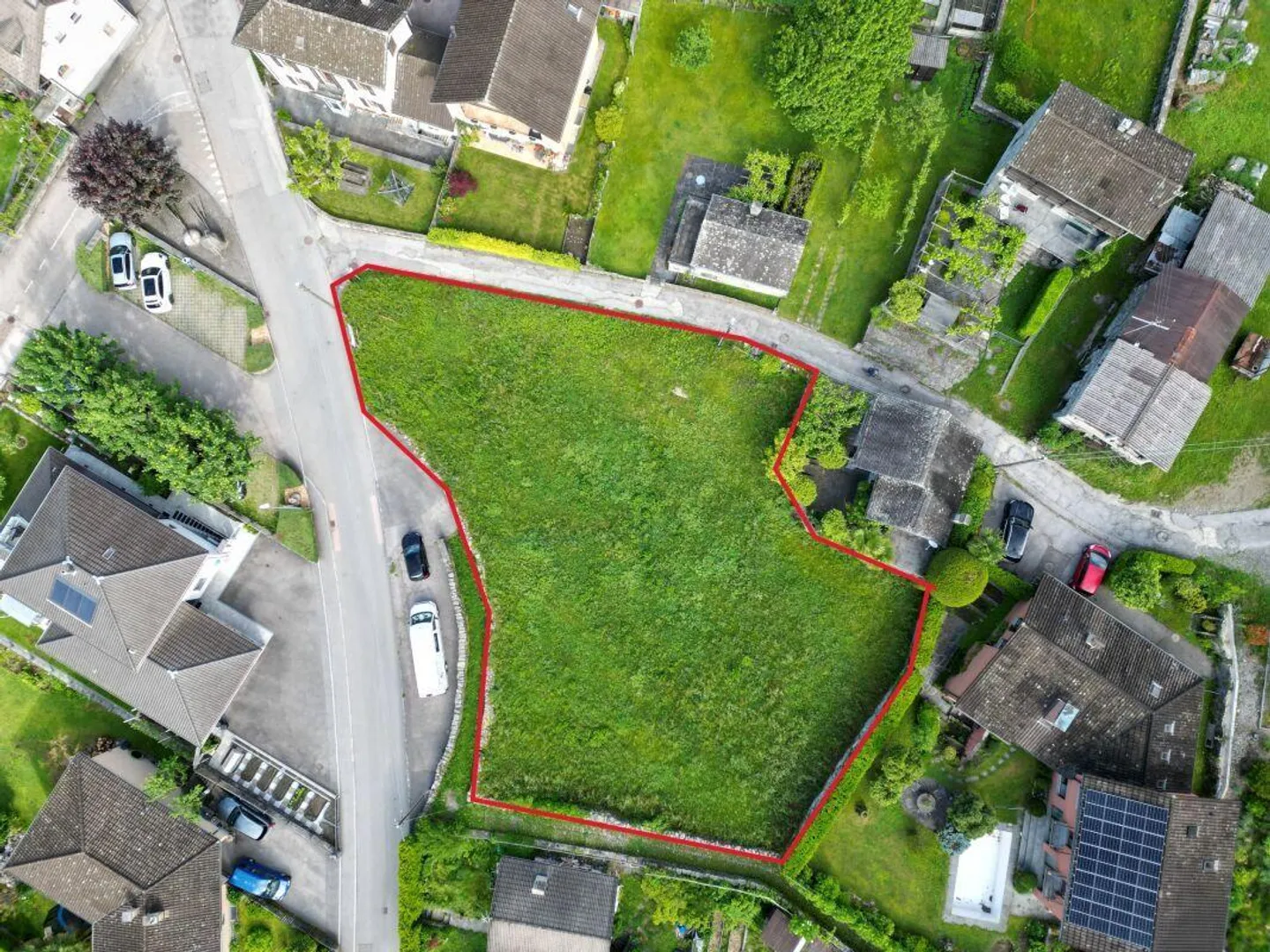 Grand terrain constructible dans un emplacement central et ensoleillé - Photo 1 sur 7