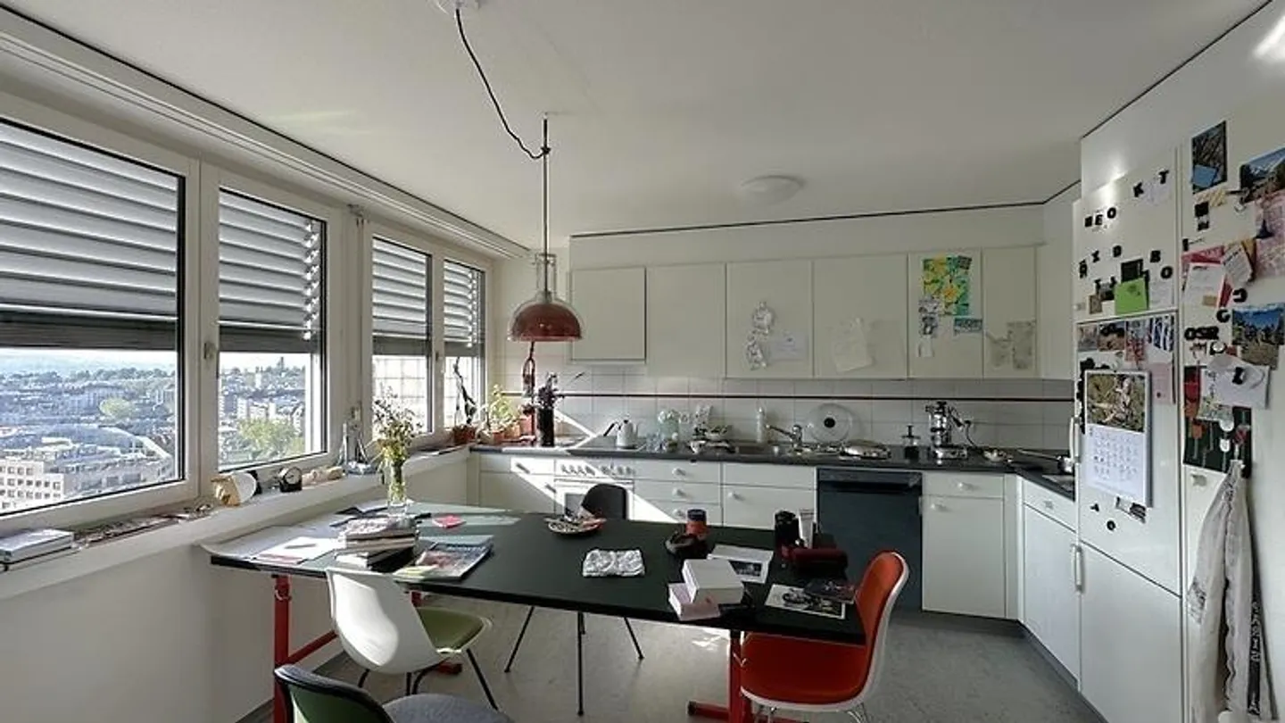 APPARTEMENT 3½ PIÈCES À ZURICH - DISTRICT 3 SIHLFELD, MEUBLÉ, TEMPORAIRE - Photo 1 sur 6