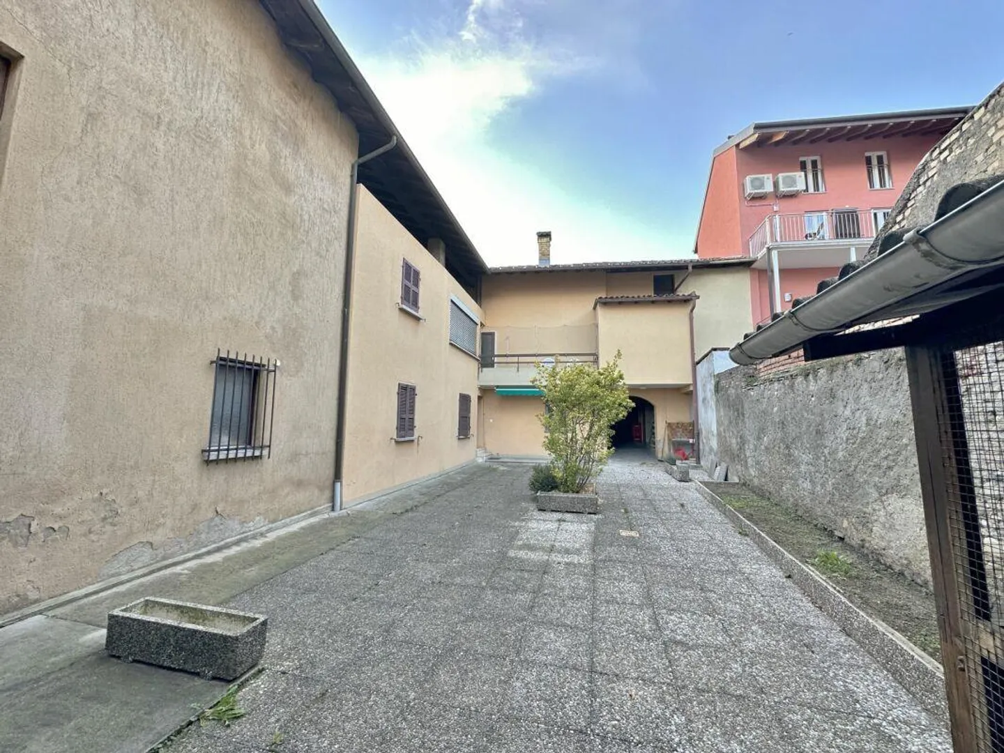 Complexe de noyau intéressant, deux unités résidentielles, rustique et cour privée - Photo 3 sur 13