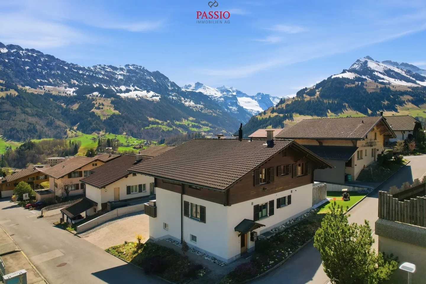 Spacious 5-room apartment with Alpine view and private garden - Photo 2 of 20