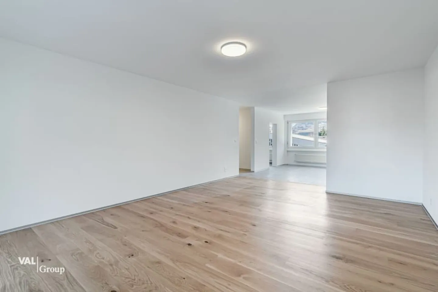 Sunny and stylishly renovated 4.5-room apartment in the heart of Glis - Photo 2 of 13