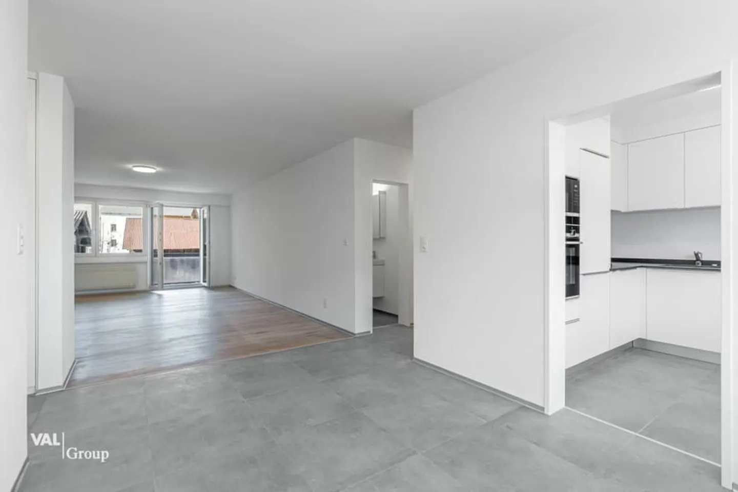 Sunny and stylishly renovated 4.5-room apartment in the heart of Glis - Photo 3 of 13