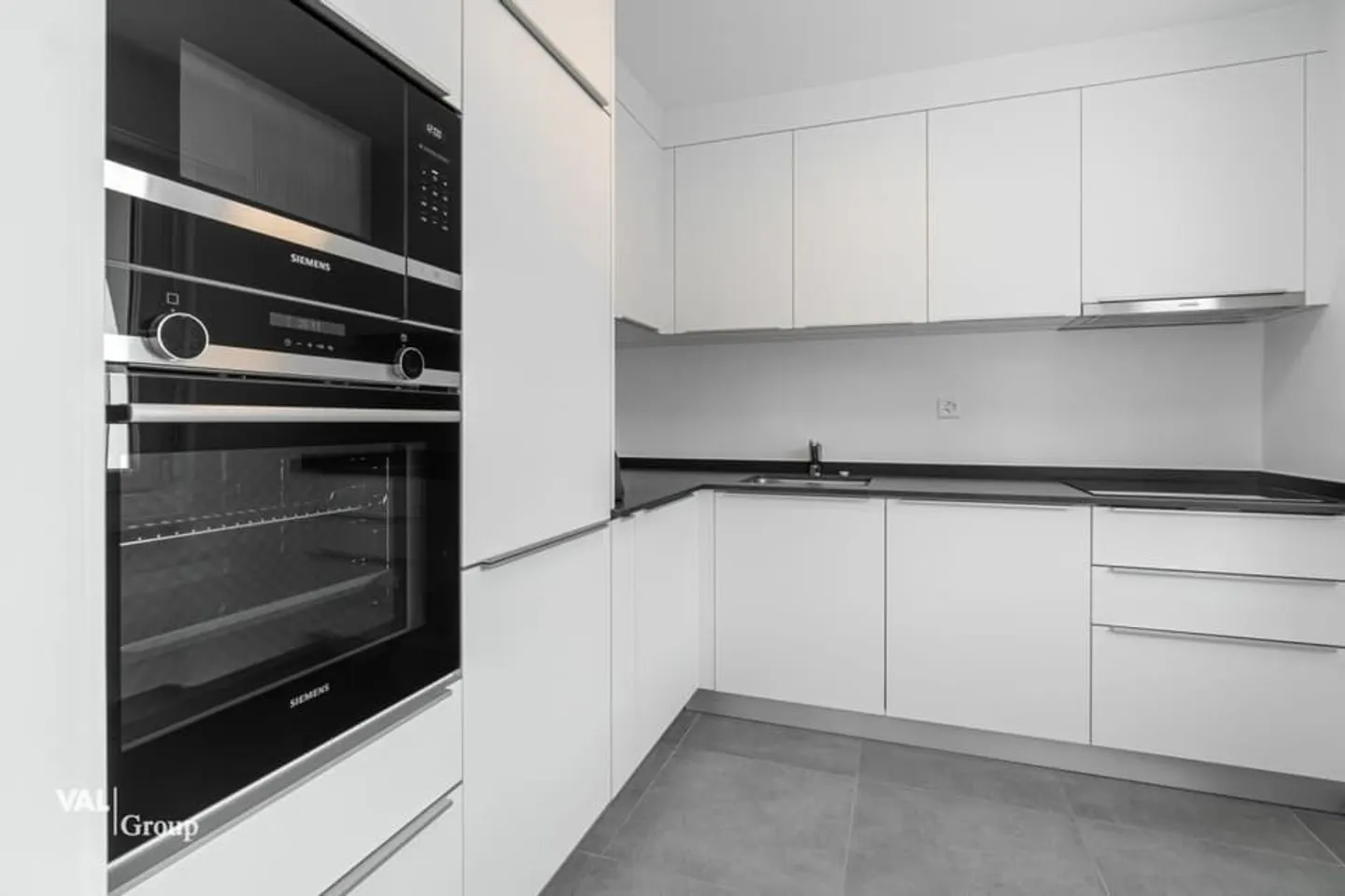 Sunny and stylishly renovated 4.5-room apartment in the heart of Glis - Photo 4 of 13