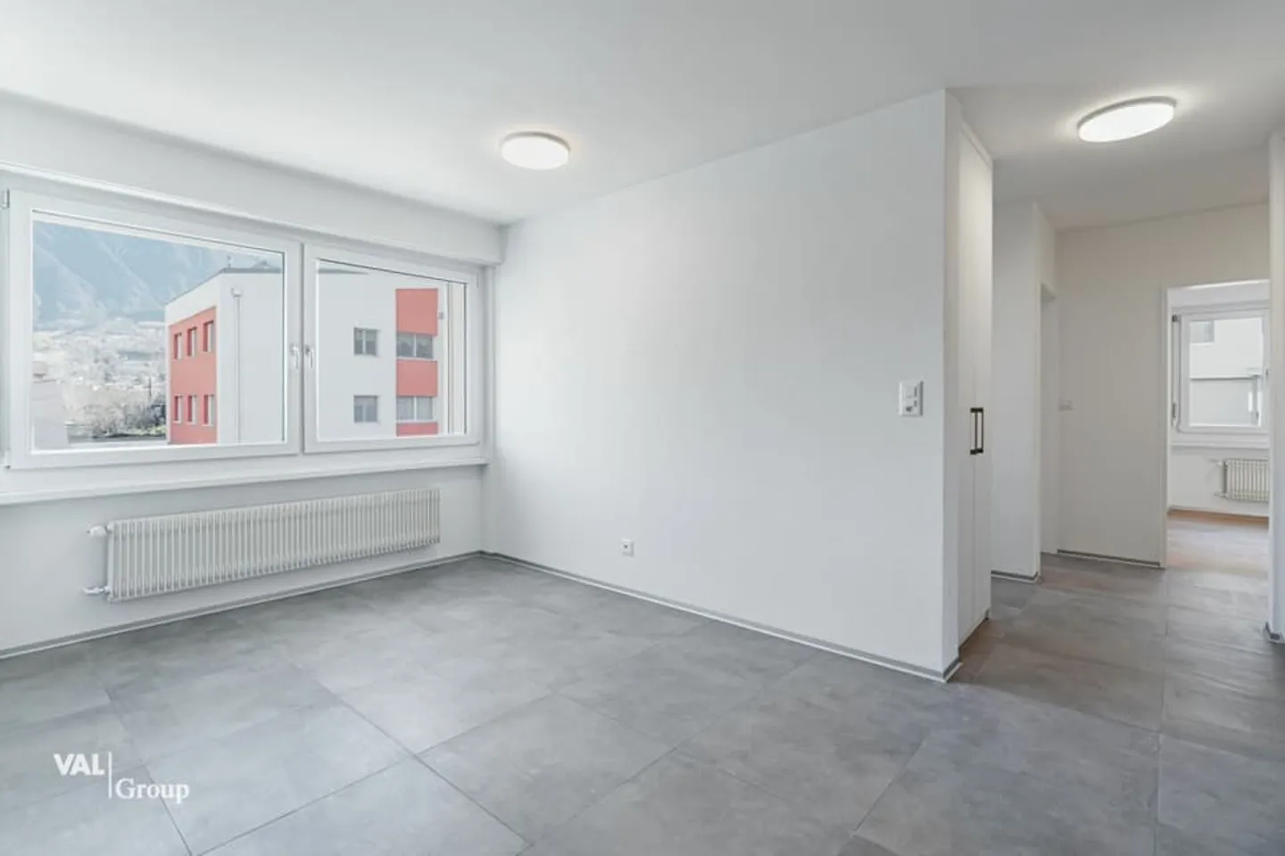 Sunny and stylishly renovated 4.5-room apartment in the heart of Glis - Photo 5 of 13
