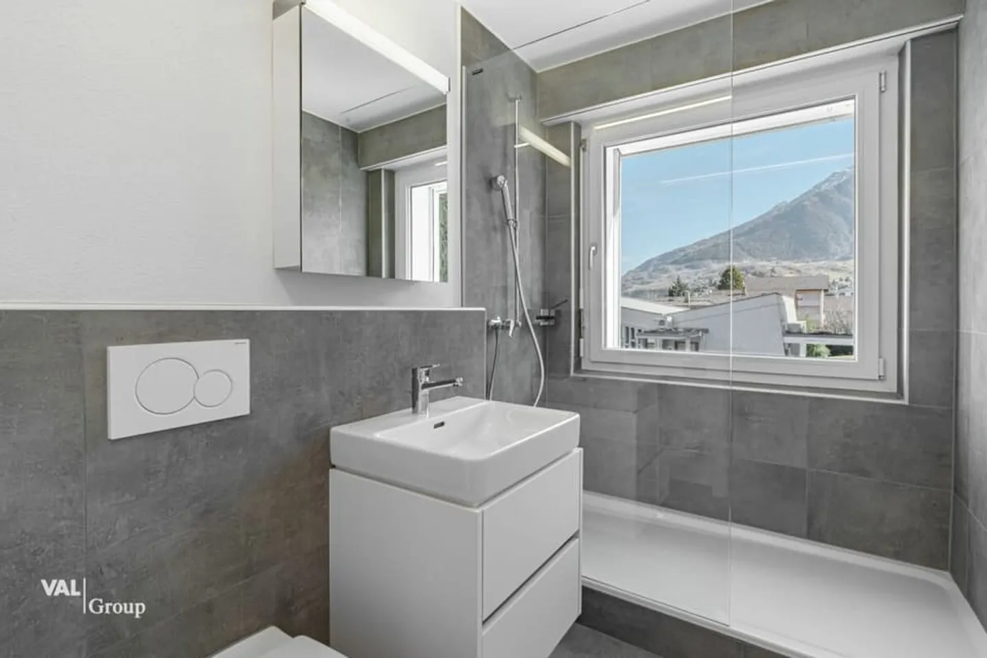 Sunny and stylishly renovated 4.5-room apartment in the heart of Glis - Photo 7 of 13