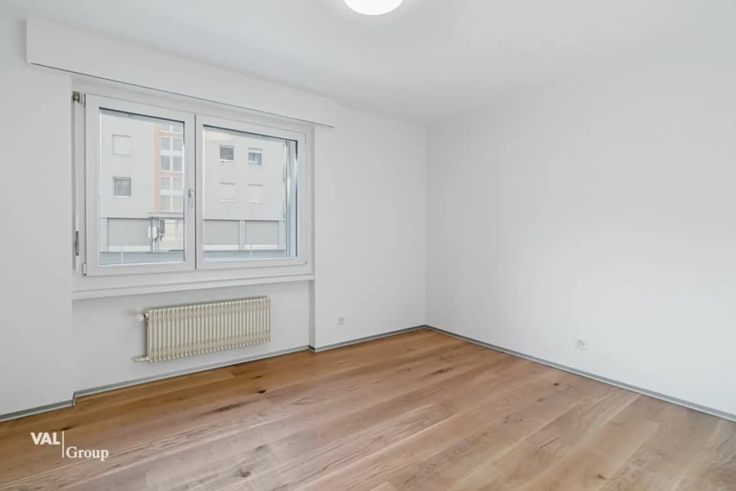 Sunny and stylishly renovated 4.5-room apartment in the heart of Glis - Photo 9 of 13