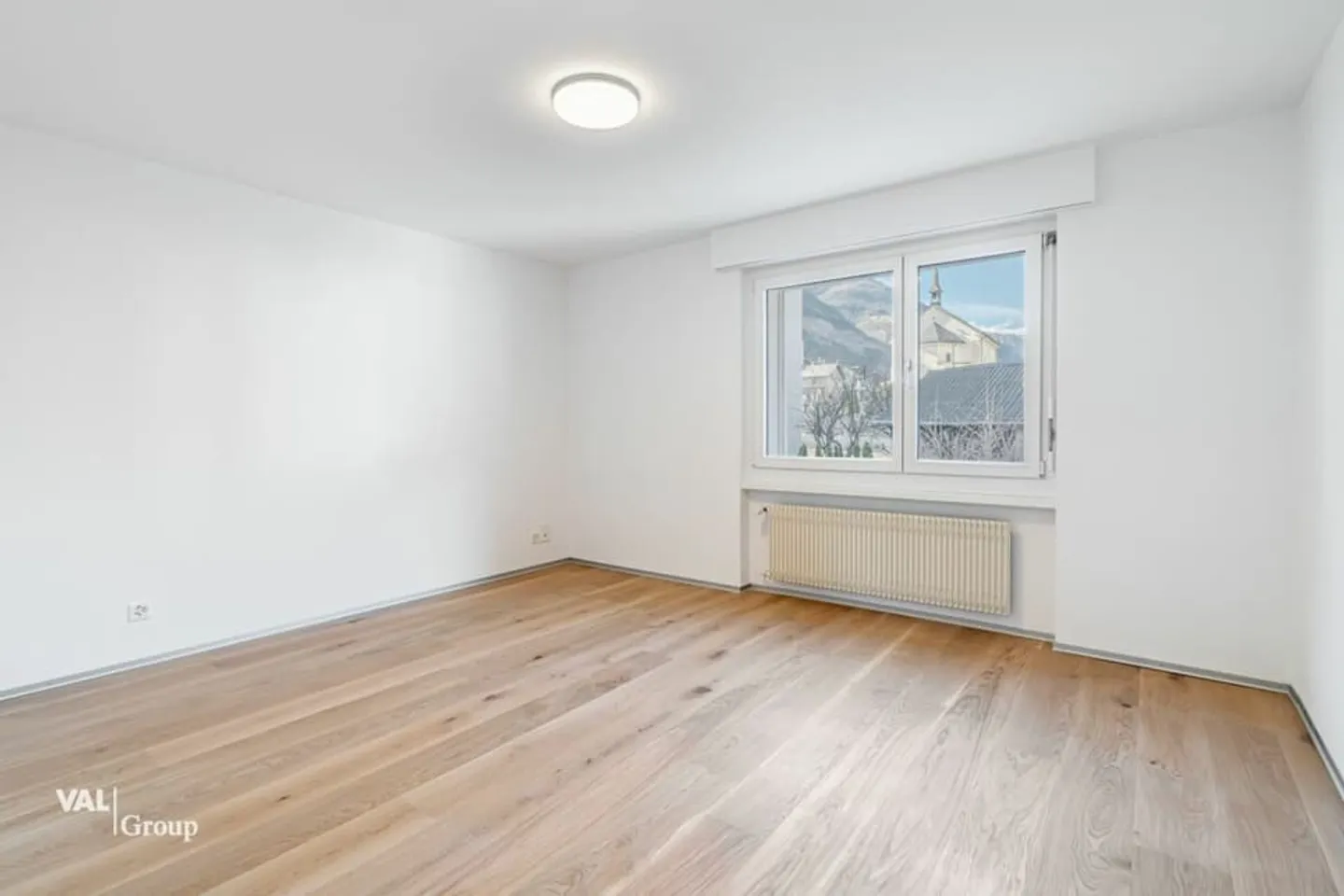 Sunny and stylishly renovated 4.5-room apartment in the heart of Glis - Photo 10 of 13