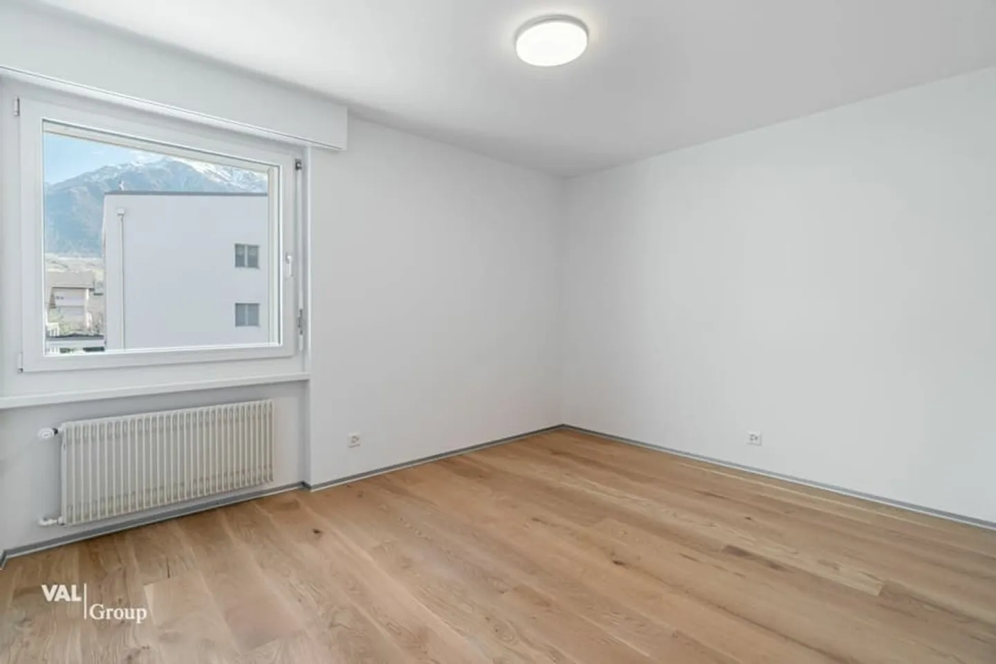 Sunny and stylishly renovated 4.5-room apartment in the heart of Glis - Photo 11 of 13
