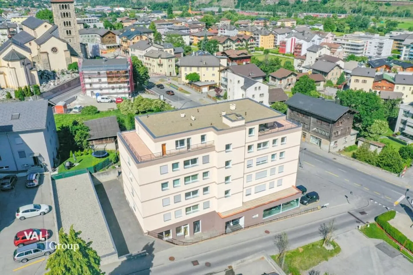 Sunny and stylishly renovated 4.5-room apartment in the heart of Glis - Photo 12 of 13