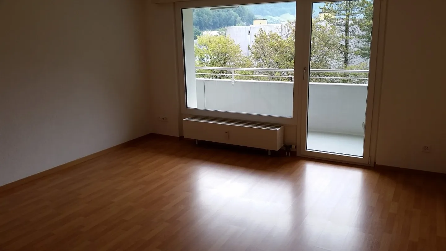 Cozy and renovated apartment in a very good traffic location - Photo 3 of 7